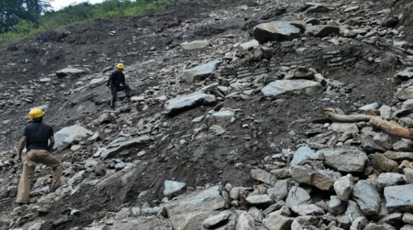 केदारनाथ न्यूज़: चीरबासा हेलीपैड के पास पहाड़ी से गिरे पत्थर, डोली संचालक घायल