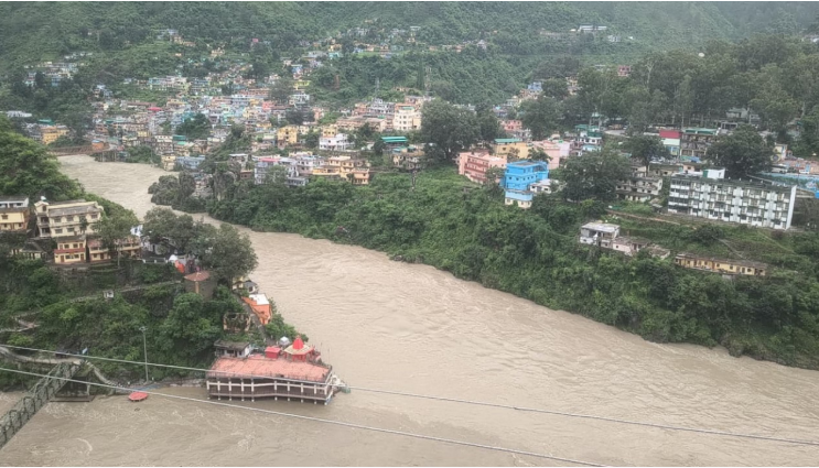 रुद्रप्रयाग में बारिश का कहर: सोनप्रयाग-गौरीकुंड हाईवे बंद, अलकनंदा और मंदाकिनी खतरे के निशान से ऊपर