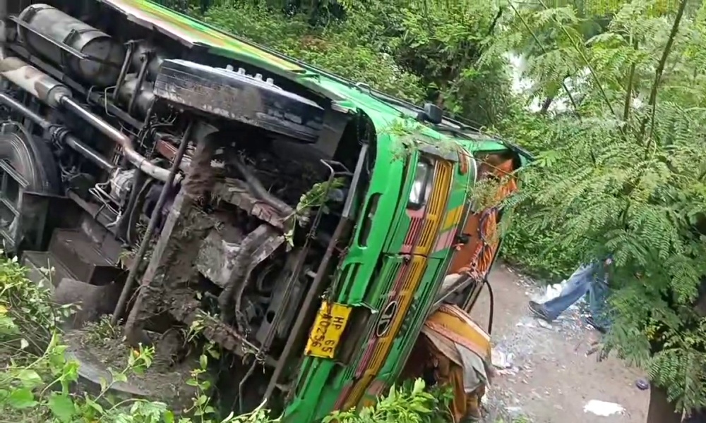 मंडी में सड़क से नीचे लुढ़की यात्रियों से भरी बस, मची चीख-पुकार, करीब आधा दर्जन घायल