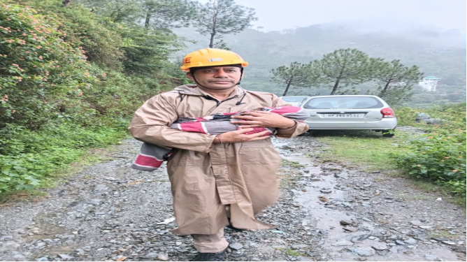 PGI से इलाज कराकर लौट रहा था परिवार, मां ने आखिरी सांस तक सीने से लगाए रखा तीन माह का मासूम