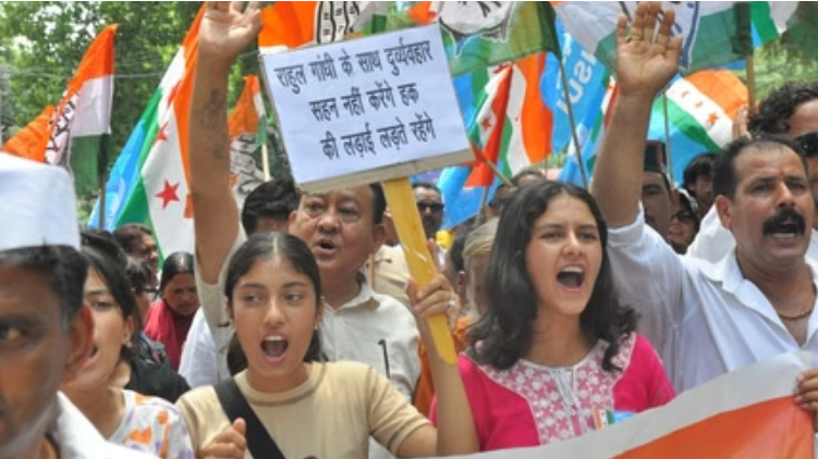 पेपर लीक और जंतर-मंतर लाठीचार्ज के विरोध में कुल्लू में कांग्रेस का प्रदर्शन