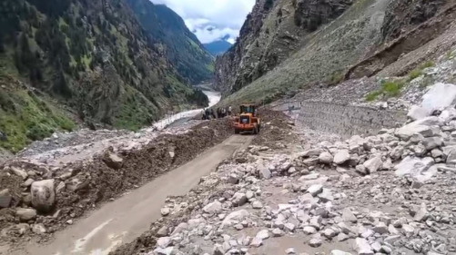 उत्तराखंड में बारिश का कहर जारी, भूस्खलन से 84 सड़कें बंद; कई नदियां खतरे के निशान के करीब