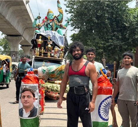 "अखिलेश यादव के मुख्यमंत्री बनने की कामना, 201 लीटर गंगाजल लेकर पैदल कांवड़ यात्रा पर निकले बॉबी यादव"