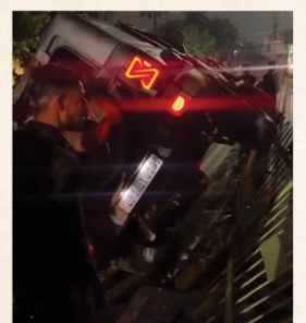 बुलंदशहर में तेज रफ्तार थार डिवाइडर से टकराकर पलटी, दो युवक गंभीर घायल; फ्लाईओवर पर दो घंटे लगा जाम