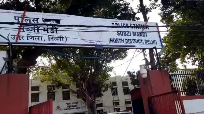 आज से 165 साल पहले, 18 अक्तूबर 1861 को दिल्ली के सब्जी मंडी थाने में घरेलू सामान की चोरी की पहली प्राथमिकी दर्ज की गई थी। चोरी हुए सामान में देगची, कटोरा, आइसक्रीम बनाने का सांचा और महिलाओं के कुछ कपड़े शामिल थे। इनकी कुल कीमत 45 आने यानी करीब 2.80 रुपये थी।    दिल्ली पुलिस के इतिहास से जुड़ी इस पहली प्राथमिकी को आज भी सुरक्षित सहेज कर रखा गया है। उस दौर में महज 2.80 रुपये के सामान की चोरी पर प्राथमिकी दर्ज हो गई थी, लेकिन आज लाखों रुपये की चोरी के मामलों में भी प्राथमिकी दर्ज कराने के लिए पीड़ितों को मशक्कत करनी पड़ती है। विज्ञापन    दिल्ली पुलिस के एक वरिष्ठ अधिकारी ने बताया कि 18 अक्तूबर 1861 को पहली प्राथमिकी दर्ज की गई थी। यह मामला सब्जी मंडी थाने के अधिकार क्षेत्र में आने वाले इलाके में 45 आने के घरेलू सामान की चोरी से जुड़ा था। उस समय दिल्ली, पंजाब प्रांत का हिस्सा थी। यहां उर्दू और फारसी भाषाएं प्रचलित थीं और अदालतों तथा पुलिस के दस्तावेजों में इसी का इस्तेमाल किया जाता था। विज्ञापन     चौकीदार को साथ लेकर शिकायत करने गए थे मैउद्दीन : मैउद्दीन जब प्राथमिकी दर्ज कराने सब्जी मंडी थाने पहुंचे तो उनके साथ इलाके का चौकीदार भी था। उस समय पुलिस के पास जाने में लोगों को डर लगता था और पढ़े-लिखे लोगों की संख्या भी कम थी।  दिल्ली पुलिस में ऐतिहासिक लेखों और दस्तावेजों को सुरक्षित रखने वाले एसीपी राजेंद्र सिंह कलकल ने बताया कि पीड़ित ने किस तरह और किन परिस्थितियों में शिकायत दर्ज कराई थी, इसकी जानकारी देने वाले दस्तावेज उपलब्ध नहीं हैं। हालांकि, कुछ दस्तावेजों से पता चलता है कि उस समय किसी वारदात या घटना की सूचना इलाके के चौकीदार को दी जाती थी। ये भी पढ़ें Happy Durga Ashtami 2026 Wishes in hindi Durga Ashtami Quotes Messages and status दुर्गा अष्टमी 2026: महासंयोग में अष्टमी आज, मां महागौरी के आशीर्वाद के साथ अपनों को दें शुभकामनाएं त्योहार Stress and High Blood Pressure Habits That May Help Protect Your Heart सेहत की बात: ज्यादा स्ट्रेस लेते हैं तो भी बढ़ सकता है आपका ब्लड प्रेशर, जानिए इसे कंट्रोल करने के आसान तरीके हेल्थ एंड फिटनेस OPPO F35 Series Review: अपने सेगमेंट का ग्रुप सेल्फी किंग OPPO F35 Series Review: अपने सेगमेंट का ग्रुप सेल्फी किंग OPPO F35 Greater Noida New twist death of five members case against Mahesh two sisters and brother in law full story ग्रेटर नोएडा: परिवार के पांच लोगों की मौत मामले में नया मोड़, महेश की दो बहन और बहनोई गिरफ्तार; पूरी कहानी नोएडा Maha Ashtami Maa Mahagauri Puja Vidhi Mantra Katha Bhog Aarti In Hindi दुर्गा अष्टमी 2026: महाष्टमी पर करें मां महागौरी की आराधना, जानें पूजा विधि, कथा, भोग, मंत्र और आरती त्योहार Ayushmann Khurrana and Sara Ali Khan turn showstoppers for Manish Malhotra in Lakme Fashion Week 2026 फैशन शो: सारा अली खान ने स्ट्रैपलेस टॉप से खींचा ध्यान, आयुष्मान के आउटफिट पर टिकी नजरें; कलाकार बने शोस्टॉपर बॉलीवुड   चौकीदार कुछ पढ़ा-लिखा होता था या उसे इस तरह की जानकारी होती थी। मैउद्दीन कटरा शीश महल के चौकीदार को अपने साथ लेकर थाने गए थे। उस समय प्राथमिकी महज दो पंक्तियों में दर्ज की जाती थी। इसमें केवल घटना की सूचना दी जाती थी, विस्तृत ब्योरा नहीं लिखा जाता था। पुलिस स्थानीय मुखबिरों से मिली जानकारी के आधार पर ही एक-दो दिन में मामलों को सुलझा लेती थी।
