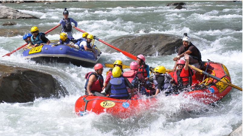 कुल्लू-मनाली में सैलानियों की बढ़ी चहल-पहल, पहाड़ों की खूबसूरती के साथ पैराग्लाइडिंग और रिवर राफ्टिंग का ले रहे रोमांच
