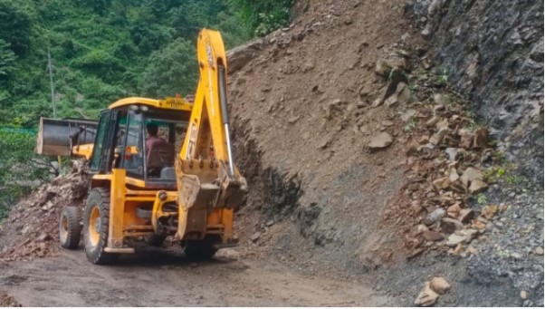 उत्तराखंड में मानसून की मार: गंगोत्री-यमुनोत्री हाईवे पर रोज भूस्खलन, बदरीनाथ मार्ग ने दी राहत; इस बार 1393 बार बंद हुईं सड़कें