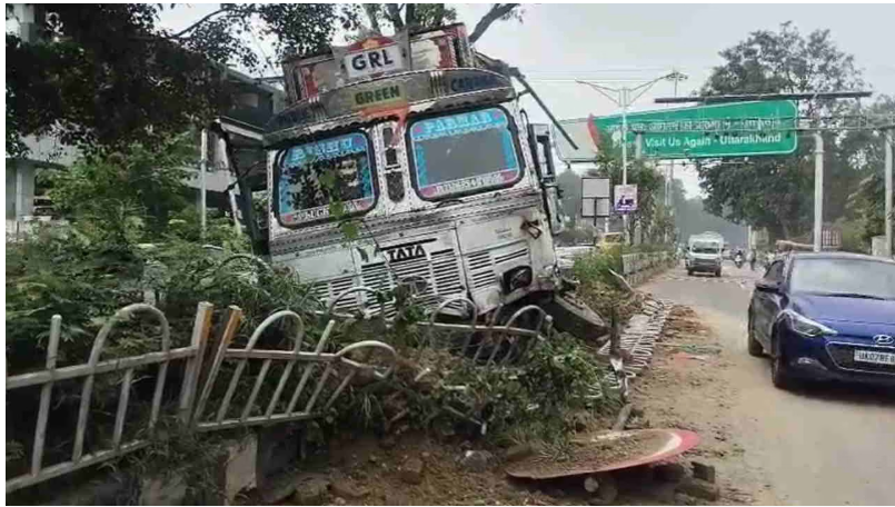 दिल्ली-दून हाईवे पर बेकाबू ट्रक ने पुलिस की गाड़ी को मारी टक्कर, चेकपोस्ट के पास हादसे से मची अफरा-तफरी