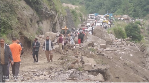 बदरीनाथ हाईवे पर भारी बोल्डर गिरने से 20 मीटर सड़क ध्वस्त, आठ घंटे बाद यात्रा बहाल