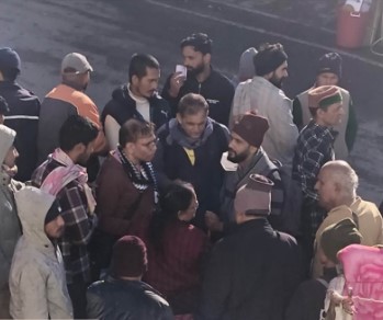 जानकीचट्टी में यात्रियों को बुलाने को लेकर कुली एजेंसी के मजदूरों में धक्का-मुक्की, श्रद्धालुओं में मची अफरा-तफरी