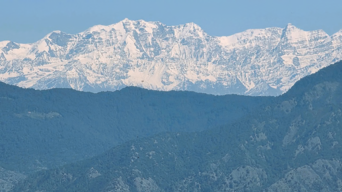 मसूरी में हिमालय की बर्फीली चोटियों का दीदार, पर्यटकों की भीड़ से शहर में लगा जाम