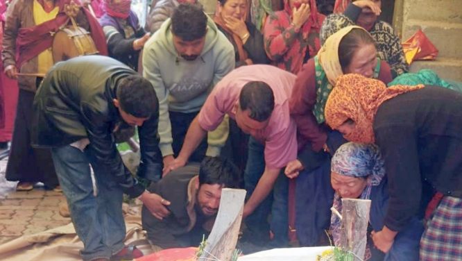लाहौल-पांगी भूस्खलन: मलबे में भी बेटी को सीने से लगाए रही मां, भावुक कर गई मां-बेटी की अंतिम विदाई