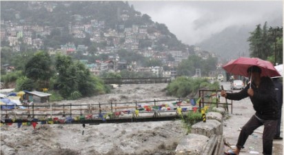 हिमाचल में मानसून का असर जारी, 98 सड़कें बंद; 20 पेयजल योजनाएं और 5 ट्रांसफॉर्मर प्रभावित