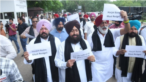 फार्मेसी पेपर लीक मामले पर पंजाब विधानसभा में हंगामा, कांग्रेस ने मंत्रियों के इस्तीफे की मांग की