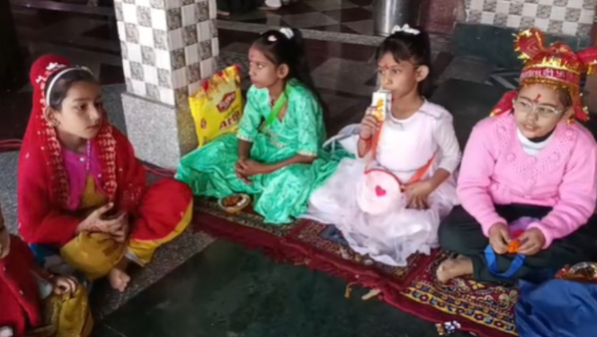 देहरादून: अष्टमी-नवमी पर घरों और मंदिरों में हुआ कन्या पूजन, आराघर के पंचायती मंदिर में उमड़े श्रद्धालु