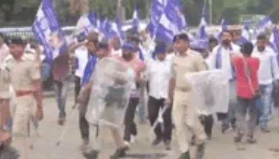 पटना में BPSC की 70वीं परीक्षा में कथित अनियमितताओं और छात्रों के साथ भेदभाव के आरोपों को लेकर आजाद समाज पार्टी (कांशीराम) और भीम आर्मी ने अधिकार मार्च निकाला।