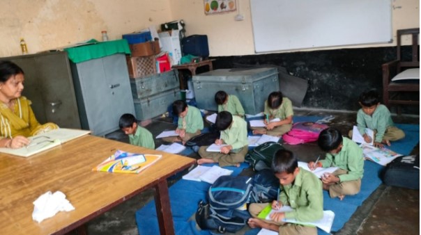 17 साल से एक कमरे में चल रहा मटक माजरी प्राथमिक स्कूल, 30 से घटकर 11 रह गए विद्यार्थी