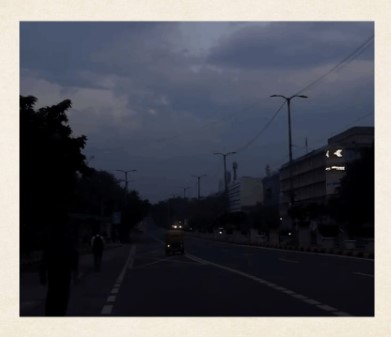 चक्रवात ‘अर्नब’ का दिल्ली-एनसीआर पर असर: आसमान में छाए बादल, कई जगह बूंदाबांदी; मौसम विभाग ने दी चेतावनी अमर उजाला नेटवर्क, नई दिल्ली Published by: अनुज कुमार Updated Thu, 29 Oct 2026 07:59 AM IST सार 63323 Followers दिल्ली-एनसीआर चक्रवात अर्नब और पश्चिमी विक्षोभ के संपर्क से दिल्ली-एनसीआर में गुरुवार तड़के सुबह बादल छाए रहे और कुछ इलाकों में बारिश हुई। Impact of Cyclone ‘Arnab’ on Delhi-NCR Light rain in several areas early this morning imd advisory दिल्ली-एनसीआर का मौसम - फोटो : अमर उजाला Reactions  विस्तार Follow Amar Ujala on Google NewsAdd as a preferred source on google दिल्ली-एनसीआर पर चक्रवाती तूफान ‘अर्नब’ का असर साफ नजर आ रहा है। अर्नब के उत्तर भारत में सक्रिय पश्चिमी विक्षोभ से संपर्क में आने के कारण मौसम में अचानक बदलाव हो गया है। आज तड़के सुबह बूंदाबांदी ने मौसम का मिजाज पूरी तरह बदल दिया।    आईएमडी के अनुसार, आज सुबह और पूर्वाहन के समय हल्की से मध्यम स्तर की बारिश के साथ तेज हवाएं चलने की संभावना है। इससे शहर के तापमान में गिरावट आने के आसार हैं, जिससे ठंड का अहसास बढ़ सकता है। विज्ञापन       नोएडा में बारिश से बदला मौसम, तापमान 21 डिग्री पहुंचा चक्रवाती तूफान के प्रभाव के बीच गुरुवार सुबह नोएडा में मौसम ने करवट ली। सेक्टर-120 में बारिश शुरू हो गई। बारिश के साथ ही तापमान गिरकर 21 डिग्री सेल्सियस पर पहुंच गया, जिससे मौसम में ठंडक बढ़ गई। सुबह के समय आसमान में बादल छाने और बारिश होने से लोगों को मौसम में बदलाव महसूस हुआ। दिल्ली-एनसीआर में भी मौसम का मिजाज बदलने के बीच नोएडा में बारिश ने दस्तक दी है।  आंध्र प्रदेश और आसपास के तटीय इलाकों में चक्रवाती तूफान के प्रभाव के बाद मौसम में बदलाव की स्थिति बनी हुई है। तूफान के आगे बढ़ने और कमजोर पड़ने के साथ उसके प्रभावों पर नजर रखी जा रही है। हालांकि, नोएडा में हो रही बारिश का चक्रवाती तूफान से सीधा संबंध है या नहीं, इसकी पुष्टि मौसम विभाग के आधिकारिक अपडेट से ही हो सकेगी।  सेक्टर-120, 12, 121, 117, 119, 62 में बारिश शुरू होने के साथ तापमान 21 डिग्री सेल्सियस दर्ज होने से सुबह मौसम ठंडा हो गया। बारिश के चलते दिन के तापमान में भी बदलाव की संभावना है। लोगों को अब मौसम विभाग के पूर्वानुमान और बारिश की स्थिति पर नजर रखनी होगी। Trending Videos  ये भी पढ़ें Cyclone 'Arnab': Impact on Delhi-NCR and Haryana; light rain and a chill in the air farmers' concerns grow चक्रवात 'अर्नब': दिल्ली-एनसीआर व हरियाणा पर असर, हल्की बारिश और ठंड का अहसास; किसानों की चिंता बढ़ी पानीपत Cyclone Arnab Effect Aligarh Weather Change चक्रवात अर्नब: अलीगढ़ में भी बदला मौसम, आसमान में छाए काले बादल, बारिश-आंधी की संभावना अलीगढ़ Weather Forecast 29 October 2026: See what the weather is like in your area | Weather Report Today Weather Forecast 29 October 2026: देखिए क्या है आपके यहां मौसम का हाल | Weather Report Today देश Light rain brings relief; weather to remain unsettled for the next three days starting today. Lucknow News: बूंदाबांदी ने दी राहत, आज से तीन दिन बिगड़ा रहेगा मौसम लखनऊ Clouds remained in the sky throughout the day, and there was some light rain Ghazipur News: पूरे दिन आसमान में छाए रहे बादल, हुई बूंदाबांदी गाजीपुर मौसम विभाग ने जारी की एडवाइजरी दिल्ली समेत एनसीआर में आज से अगले दो दिनों तक आसमान में बादल छाए रहने के साथ हल्की बारिश के आसार हैं। इस दौरान 30 से 40 किलोमीटर प्रति घंटे की रफ्तार से तेज हवाएं चल सकती हैं।  चक्रवाती तूफान ‘अर्नब’ का असर आईएमडी के अनुसार, बंगाल की खाड़ी में सक्रिय चक्रवाती तूफान ‘अर्नब’ और उत्तर भारत का पश्चिमी विक्षोभ इसकी मुख्य वजह हैं। इससे दो दिनों तक दिल्ली-एनसीआर मौसमी दशाओं के तेज बदलाव के दौर से गुजरेगा। कुछ स्थानों पर ओलावृष्टि भी हो सकती है। इस सबका मिला-जुला असर तापमान में गिरावट के तौर पर दिखेगा।  आज और कल दिल्ली समेत एनसीआर में ऐसे रहेगा मौसम मौसम विभाग के अनुसार, 29 अक्तूबर की सुबह और दोपहर में हल्की बारिश के एक से अधिक दौर आने की संभावना है। कई स्थानों पर बिजली कड़कने और 30 से 40 किलोमीटर प्रति घंटे की रफ्तार से तेज हवाएं चल सकती हैं। कुछ जगहों पर मध्यम बारिश भी हो सकती है। इस दिन अधिकतम तापमान 26 से 28 डिग्री सेल्सियस और न्यूनतम तापमान 16 से 18 डिग्री सेल्सियस के बीच रहने का अनुमान है। अधिकतम तापमान सामान्य से तीन से पांच डिग्री तक नीचे रह सकता है, जिससे दिन में मौसम ठंडा महसूस होगा।  अगले दिन शुक्रवार, 30 अक्तूबर को भी मौसम में बदलाव जारी रहेगा। आसमान में आंशिक से लेकर आमतौर पर बादल छाए रह सकते हैं। सुबह से दोपहर बाद तक हल्की बारिश के साथ गरज-चमक और तेज हवाएं चलने की संभावना है। इस दिन अधिकतम तापमान 27 से 29 डिग्री और न्यूनतम तापमान 17 से 19 डिग्री सेल्सियस के बीच रह सकता है। बुधवार को दिल्ली का अधिकतम तापमान सामान्य से 0.8 डिग्री ऊपर 31.8 डिग्री सेल्सियस दर्ज किया गया था। अगले दो दिनों तक इसमें तीन से पांच डिग्री सेल्सियस की कमी आने का अनुमान है, जिससे दिल्लीवालों को सर्द मौसम का अहसास होगा।