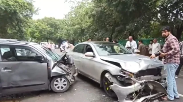 नरेला Mercedes हादसे में 70 वर्षीय महिला की मौत, परिजनों ने पुलिस जांच पर उठाए गंभीर सवाल