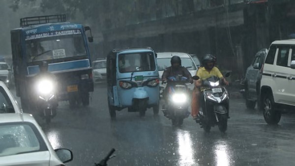 उत्तराखंड न्यूज़: बारिश और तेज हवाओं से बढ़ी ठंड, खराब मौसम के चलते केदारनाथ हेली सेवा बंद
