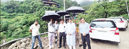 मसूरी सड़क और पुल निर्माण का मंत्री सतपाल महाराज ने किया निरीक्षण