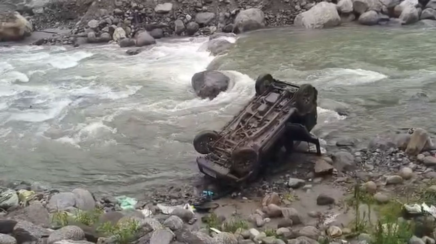 मनाली में दर्दनाक हादसा: 20 फीट गहरी खाई में गिरी जिमनी, दो युवकों की मौत, तीन घायल