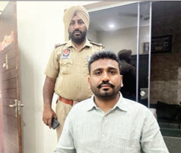 बिना स्टेट टैक्स चल रही टूरिस्ट बस पर परिवहन विभाग की बड़ी कार्रवाई
