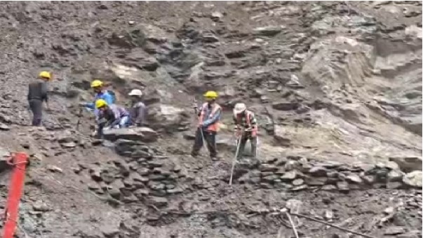 केदारनाथ पैदल मार्ग पर मलबा-पत्थर गिरने से आवाजाही बंद, गौरीकुंड में रोके गए यात्री