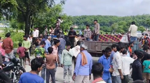 देहरादून में अवैध खनन के दौरान चालक की मौत, परिजनों ने शव सड़क पर रखकर किया प्रदर्शन