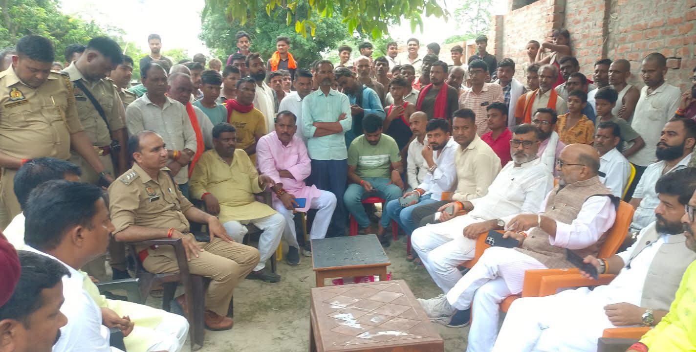 बहराइच में अराजकतत्वों ने की मां दुर्गा की प्रतिमा खंडित, ग्रामीणों में आक्रोश
