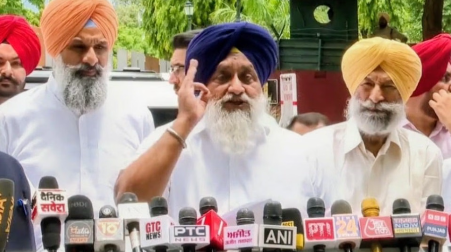 अकाली दल ने राज्यपाल को सौंपा ज्ञापन, पंजाब की कानून व्यवस्था और पेपर लीक मामलों पर उठाए सवाल