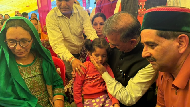 बोह राहत शिविर में दिखा मुख्यमंत्री सुक्खू का मानवीय चेहरा, रोती महिला को बंधाया ढांढस, घायल बच्ची को गोद में उठाया
