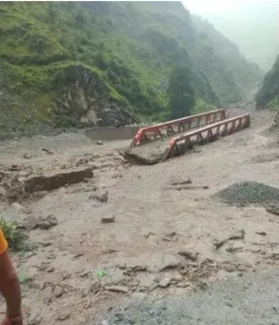 किन्नौर में बारिश का कहर, दो जगह भूस्खलन से बंद हुआ NH-5, चौरा में बहाल, नाथपा में काम जारी