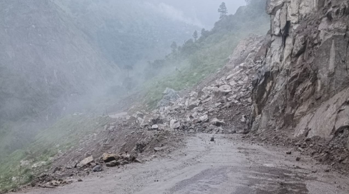 निगुलसरी में भारी भूस्खलन, NH-5 बंद; किन्नौर-शिमला मार्ग पर यातायात ठप
