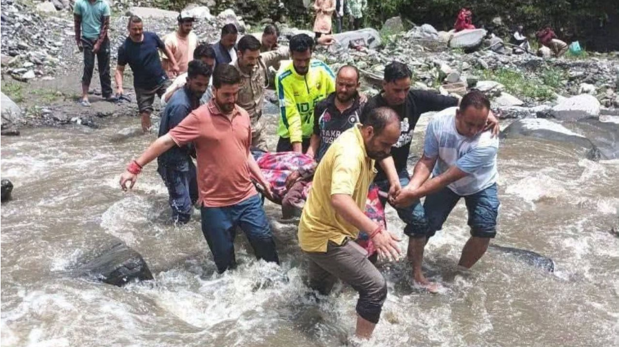 आनी में मौत का रास्ता बनी राणाबाग-बलेहड़ सड़क: चट्टान गिरने से डॉक्टर दंपती की मौत, बेटी घायल