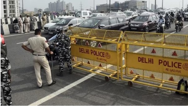 दिल्ली में GRAP लागू होते ही सख्ती, 181 बॉर्डरों पर 24 घंटे तैनात रहेंगी ट्रैफिक पुलिस की टीमें