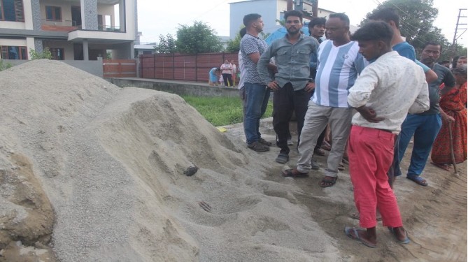 डंपर की रेत में दबकर मजदूर पवन की मौत, लापरवाही ने छीनी 30 साल के युवक की जिंदगी