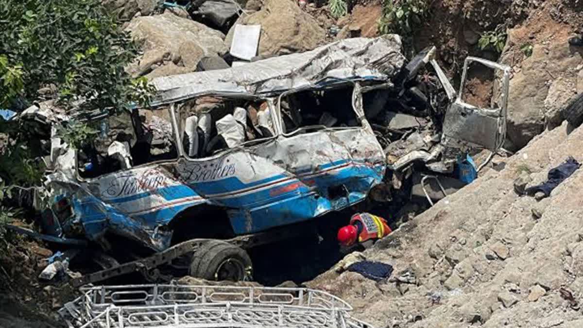 पाकिस्तान में बस के खाई में गिरने से 40 लोगों की मौत, 8 घायल... राहत बचाव कार्य जारी