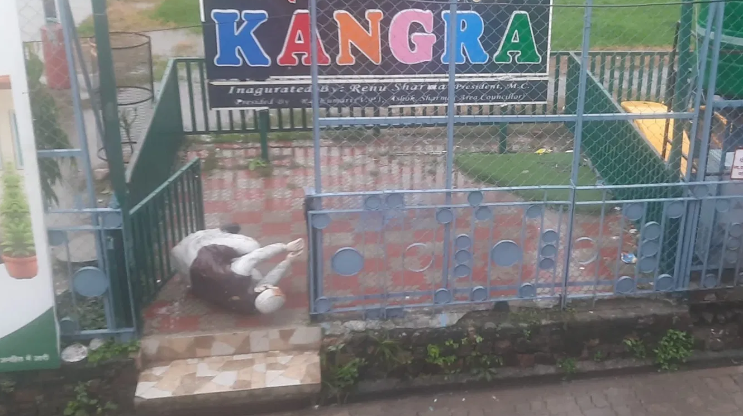 कांगड़ा में सेल्फी प्वाइंट से गद्दी की प्रतिमा चोरी का प्रयास, लोगों के जागने पर बदमाश फरार
